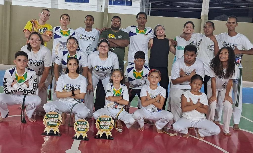 “A capoeira e o projeto da PM me transformaram em uma pessoa melhor”, afirma aluna de projeto social da Polícia Militar - Aluna Sophia e alunos da capoeira do Projeto Crescer do 3º Batalhão de PM